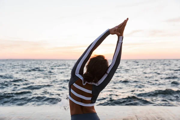 Bakifrån Porträtt Ung Kvinna Som Gör Yogaövningar Stranden — Stockfoto