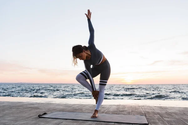 Retrato Una Bonita Joven Haciendo Ejercicios Yoga Una Colchoneta Fitness —  Fotos de Stock