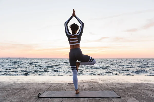 Retrato Uma Jovem Mulher Fazendo Exercícios Ioga Tapete Fitness Praia — Fotografia de Stock