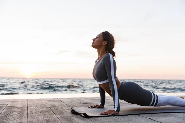 Fitness Mat Kumsalda Yoga Egzersizleri Yapıyor Güzel Bir Genç Kadının — Stok fotoğraf