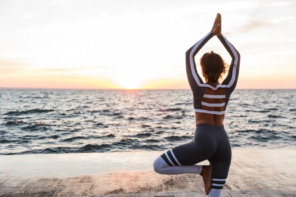 Imagen Joven Fitness Fuerte Increíble Aire Libre Playa Hacer Ejercicios —  Fotos de Stock