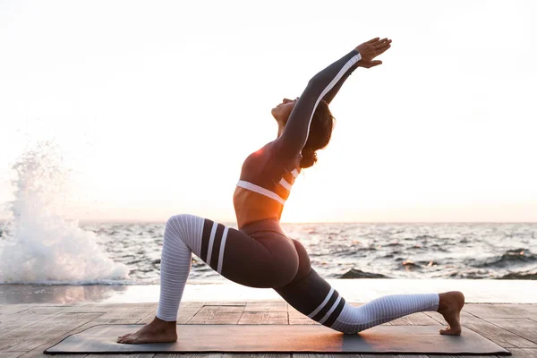 Imagem Jovem Senhora Fitness Livre Praia Fazer Exercícios Alongamento Ioga — Fotografia de Stock