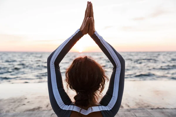 Voltar Ver Foto Forte Jovem Fitness Mulher Livre Praia Fazer — Fotografia de Stock