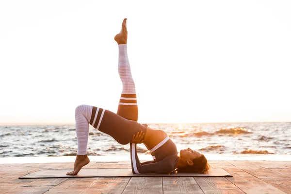 Bild Unga Fitness Dam Utomhus Stranden Göra Yoga Stretching Övningar — Stockfoto