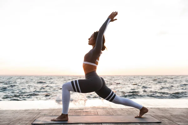 Immagine Giovane Signora Fitness All Aperto Spiaggia Fare Esercizi Stretching — Foto Stock
