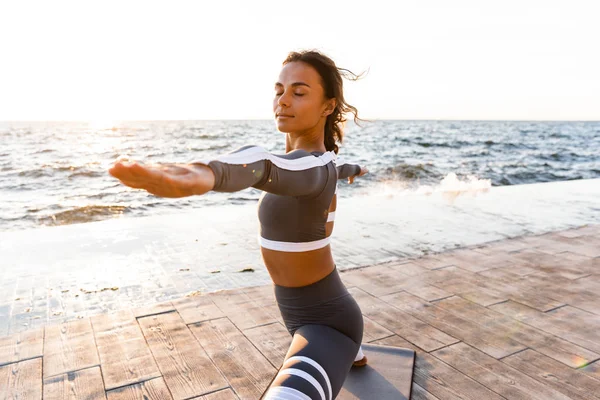 Plaj Açık Havada Genç Fitness Bayan Görüntü Germe Egzersizleri Yoga — Stok fotoğraf