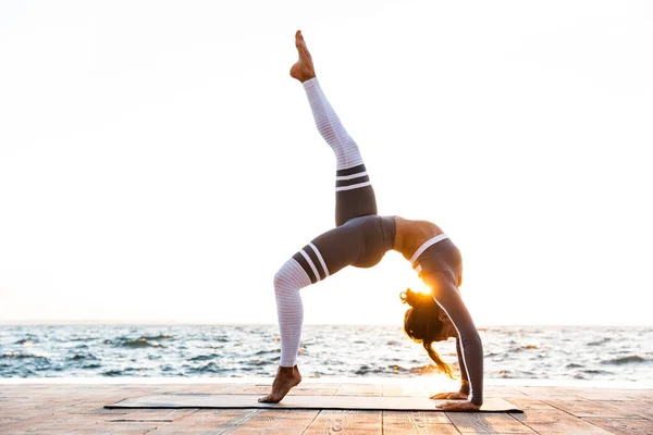 Immagine Giovane Signora Fitness All Aperto Spiaggia Fare Esercizi Stretching — Foto Stock