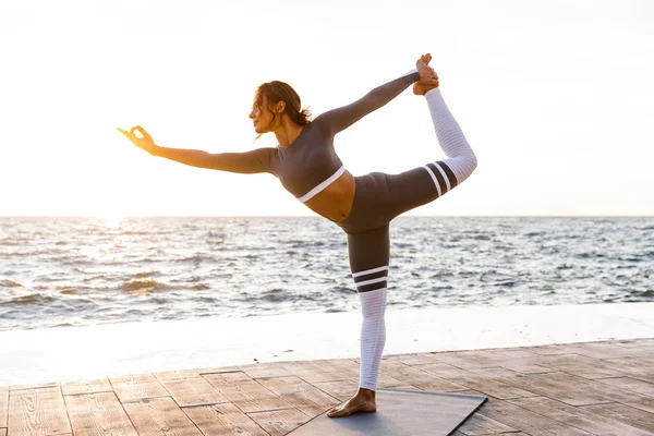 Imagem Jovem Senhora Fitness Livre Praia Fazer Exercícios Alongamento Ioga — Fotografia de Stock