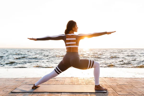 Bilden Fantastisk Stark Ung Fitness Kvinna Utomhus Stranden Göra Yoga — Stockfoto