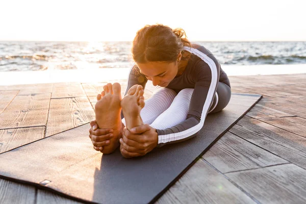 Plaj Açık Havada Genç Fitness Bayan Görüntü Germe Egzersizleri Yoga — Stok fotoğraf