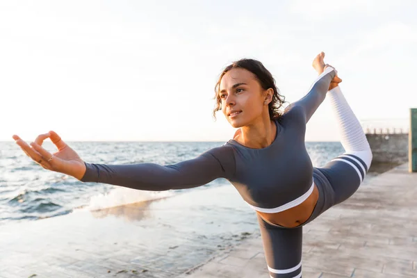 Imagen Joven Fitness Fuerte Increíble Aire Libre Playa Hacer Ejercicios —  Fotos de Stock