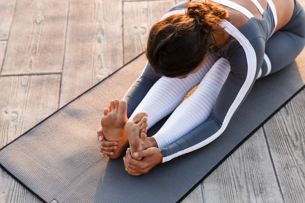 Bilde Utrolig Sterk Ung Fittekvinne Ute Stranden Gjør Yoga Til – stockfoto