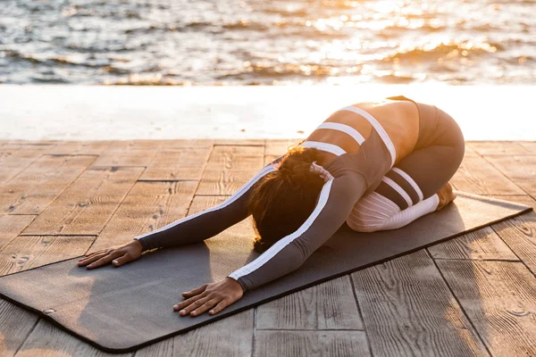 Bilden Fantastisk Stark Ung Fitness Kvinna Utomhus Stranden Göra Yoga — Stockfoto