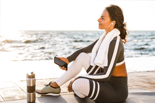 Imagen Una Joven Fitness Sonriente Aire Libre Playa Descansando Sentada — Foto de Stock