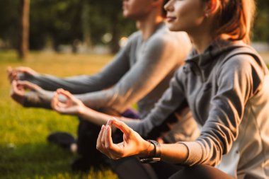 Görüntü konsantre fitness spor egzersizleri meditasyon park açık havada dost sevgi dolu çift.