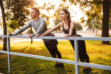 Konsantre fitness spor sevgi dolu fotoğraf Park açık havada kaç arkadaş spor egzersizleri.