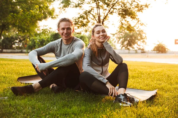 Foto Deporte Fitness Feliz Amante Pareja Amigos Sentados Parque Aire — Foto de Stock