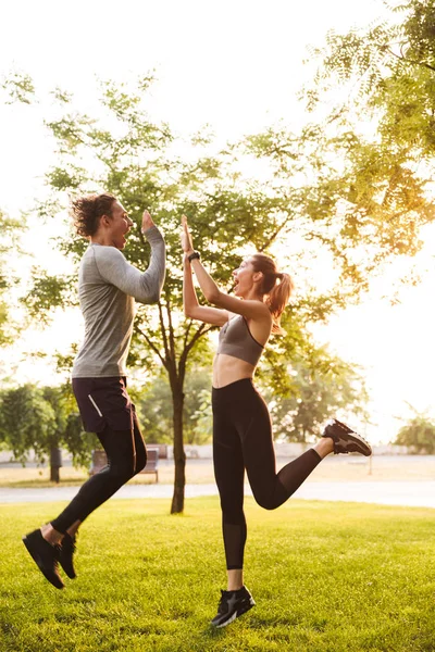 Bild Von Glücklich Aufgeregt Fitness Sport Liebende Pärchen Freunde Park — Stockfoto