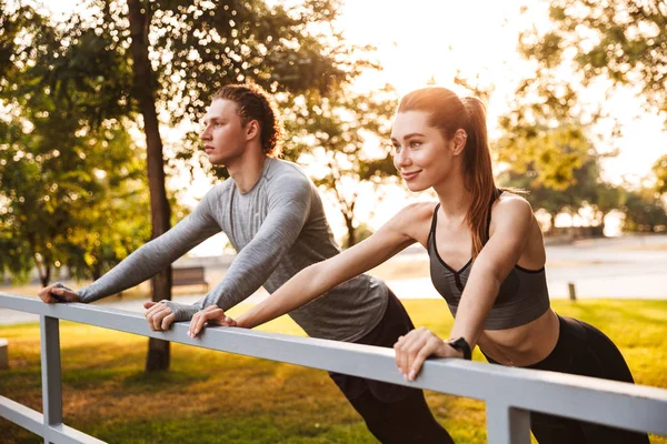 Foto Von Konzentrierten Fitness Sport Liebende Paar Freunde Park Freien — Stockfoto