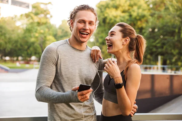 Kép Boldog Nevető Fitness Sport Szerető Pár Meg Park Szabadban — Stock Fotó