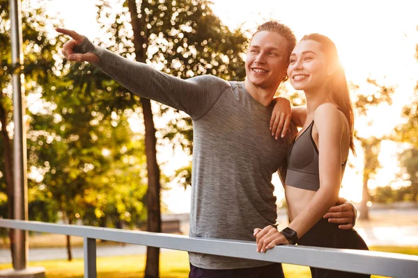 Kép Gyönyörű Kaukázusi Sportos Férfi 20S Tréningruha Gyaloglás Zöld Parkban — Stock Fotó