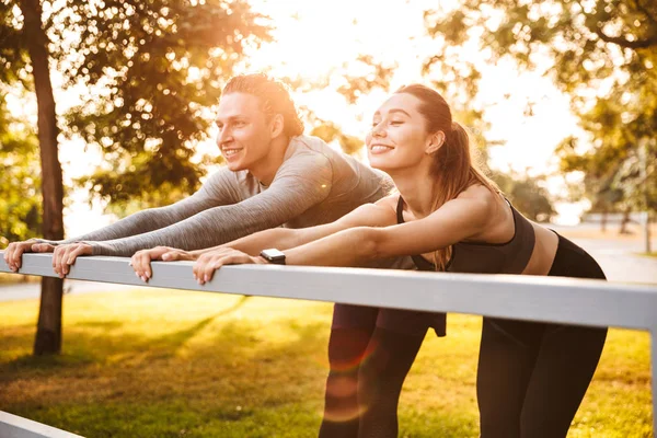 Foto Von Konzentrierten Fitness Sport Liebende Paar Freunde Park Freien — Stockfoto