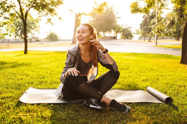 Picture Beautiful Cute Fitness Sports Woman Park Outdoors Listening Music — Stock Photo, Image