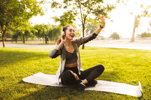 Foto Jovem Alegre 20S Sportswear Ouvir Música Cantar Enquanto Sentado — Fotografia de Stock