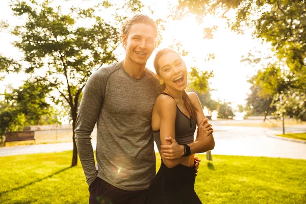 Imagen Pareja Joven Caucásica Hombre Mujer Años Chándales Pie Juntos —  Fotos de Stock