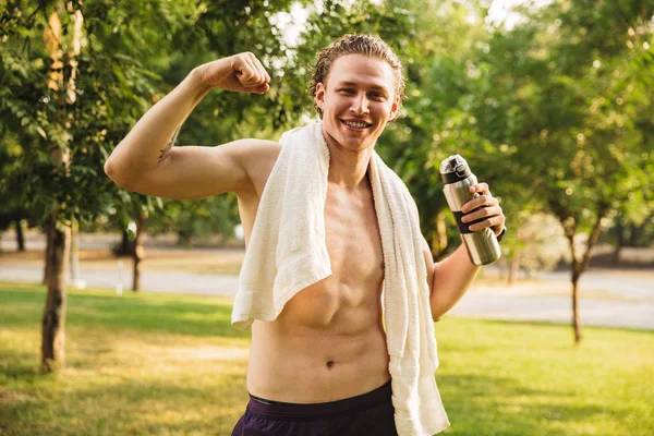 Retrato Homem Desportivo Bonito Com Corpo Fitness 20S Segurando Toalha — Fotografia de Stock