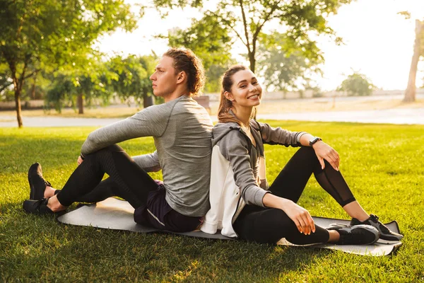 Bild Von Glücklichen Sportlichen Menschen Mann Und Frau Trainingsanzügen Die — Stockfoto