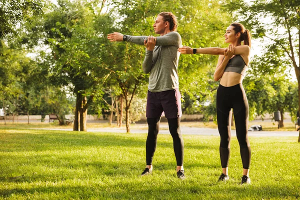 Photo Fitness Sportsman Sportswoman 20S Tracksuits Warming Together Stretching Arms — Stock Photo, Image