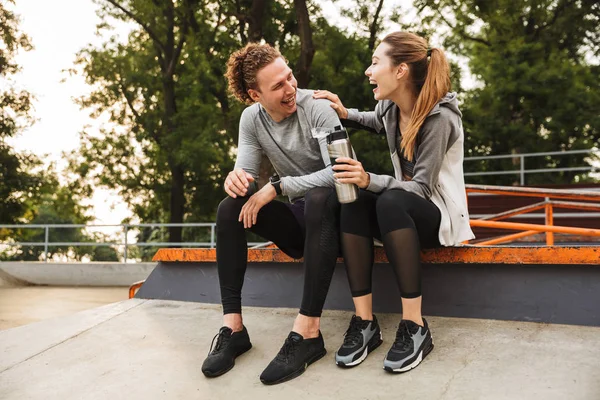 Imagem Feliz Casal Desportivo Homem Mulher 20S Trajes Treino Rindo — Fotografia de Stock