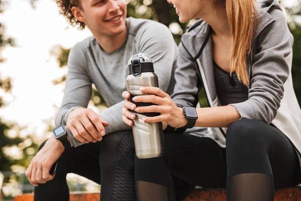 Immagine Una Giovane Coppia Sportiva Uomini Donne Sulla Ventina Tuta — Foto Stock