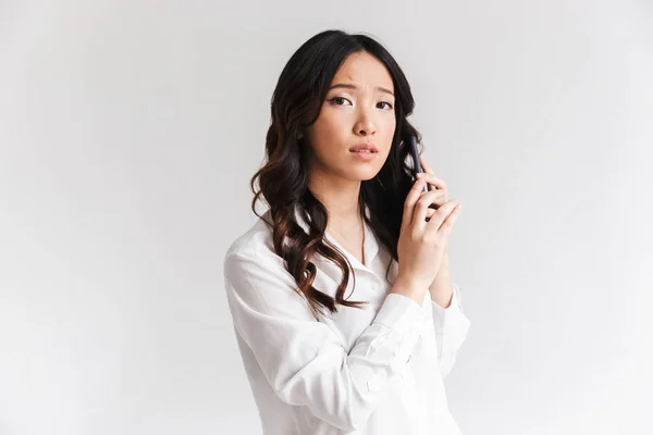 Foto Van Ernstige Chinese Vrouw Met Lang Donker Haar Bedrijf — Stockfoto