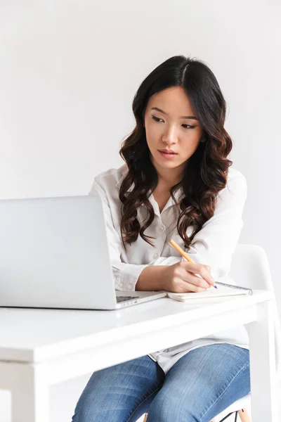 Poważne Młodych Asian Kobieta Interesu Notatek Siedząc Laptopa Białym Tle — Zdjęcie stockowe