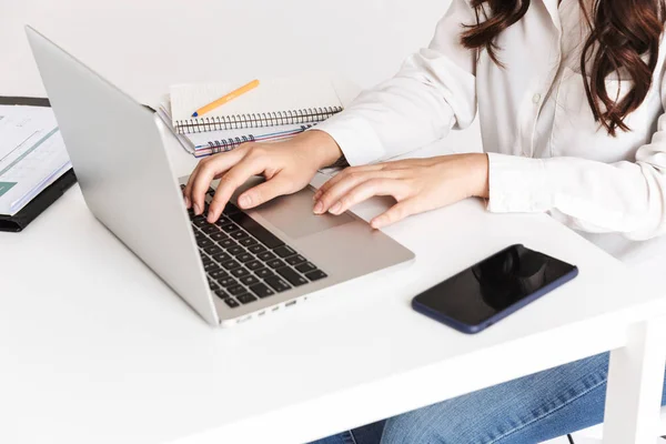 Primer Plano Una Mujer Negocios Que Trabaja Computadora Portátil Oficina — Foto de Stock