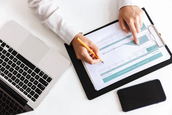 Close Van Een Vrouw Wit Overhemd Zitten Met Laptopcomputer Leeg — Stockfoto