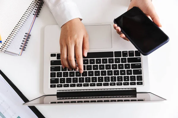 Nahaufnahme Einer Frau Weißem Hemd Die Laptop Auf Einem Schreibtisch — Stockfoto