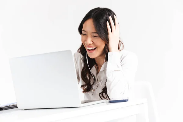 Aantrekkelijke Aziatische Vrouw 20S Dragen Office Kleding Oortelefoons Laptop Kijken — Stockfoto