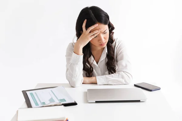 心情沮丧或疲倦的亚洲商业妇女20S 穿着办公室服装坐在桌子上 笔记本电脑和抓取头部隔离在白色背景 — 图库照片