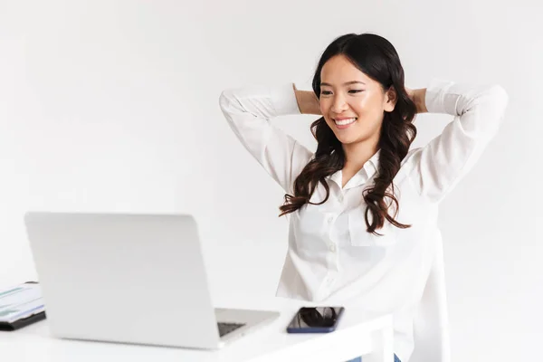 Foto Glada Kinesisk Affärskvinna Med Långt Mörkt Hår Som Sitter — Stockfoto