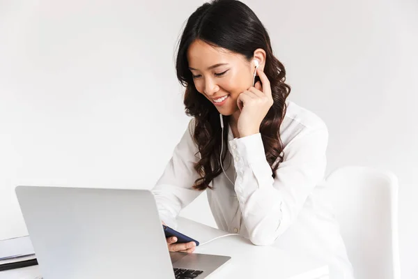 Sorridente Giovane Donna Affari Asiatica Ascoltare Musica Con Auricolari Mentre — Foto Stock