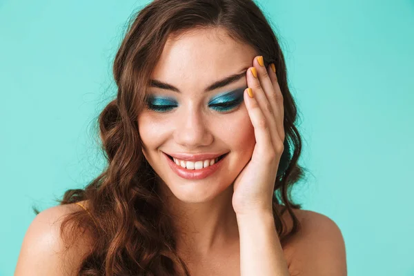 Foto Closeup Caucasiano Jovem Anos Com Bela Maquiagem Sorrindo Segurando — Fotografia de Stock