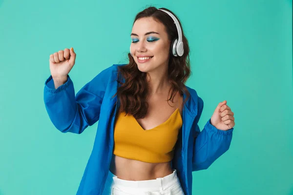 Imagen Mujer Morena Caucásica Años Usando Impermeable Chaqueta Bailando Mientras — Foto de Stock