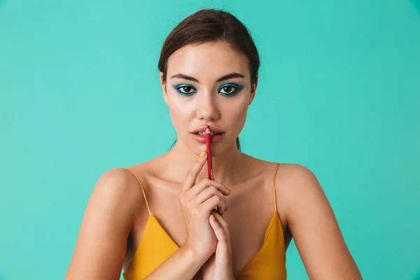 Retrato Cerca Una Encantadora Joven Con Maquillaje Brillante Sosteniendo Lápiz — Foto de Stock