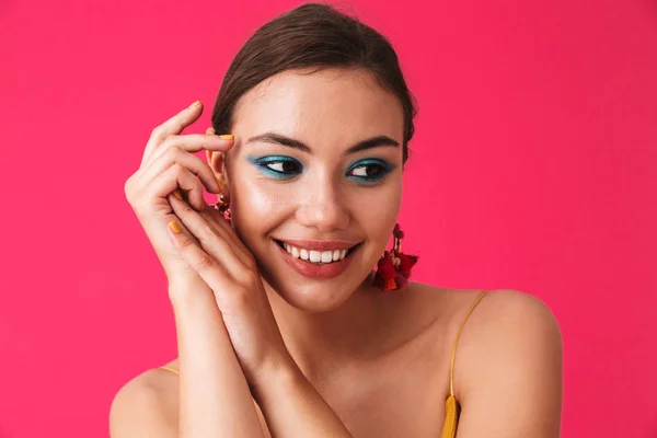 Close Uma Menina Bonita Com Maquiagem Brilhante Com Brincos Posando — Fotografia de Stock