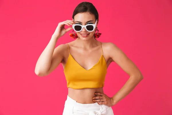 Foto Mujer Europea Moda Años Con Pendientes Moda Tocando Gafas — Foto de Stock