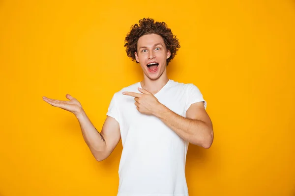 Young Happy Man 20S Brown Curly Hair Gesturing Finger Aside — Stock Photo, Image