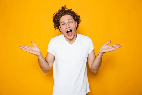 Jovem Homem Feliz 20S Com Cabelo Encaracolado Marrom Gritando Jogando — Fotografia de Stock